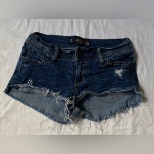 HOLLISTER • Short short jean shorts  • Previously loved • 24